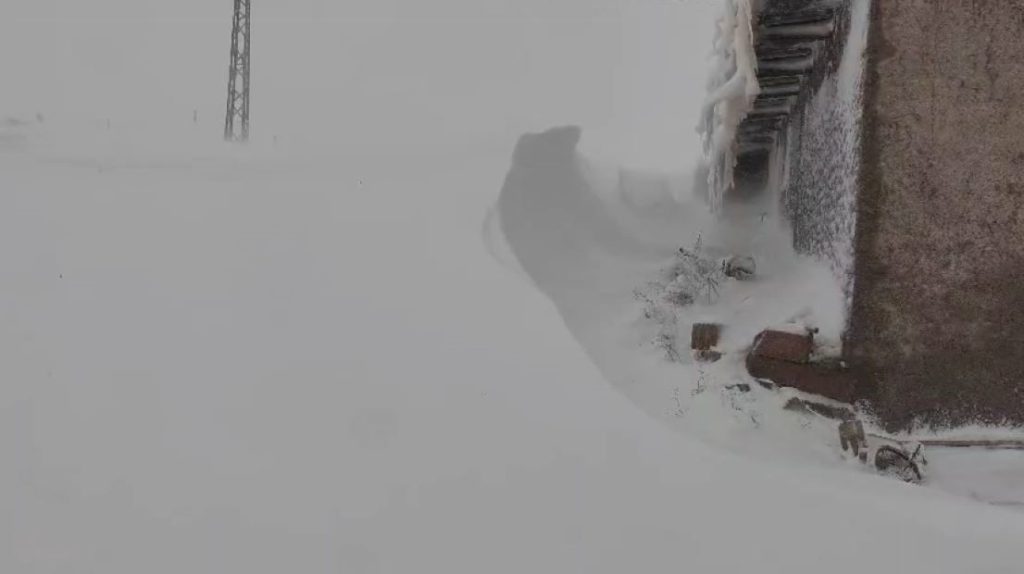 Sivas’ta Tipi Hayatı Felç Etti: Altınyayla’da Kar Yer Yer 3 Metreyi Buldu AW619081 05 | Gündem Sivas™ Haber