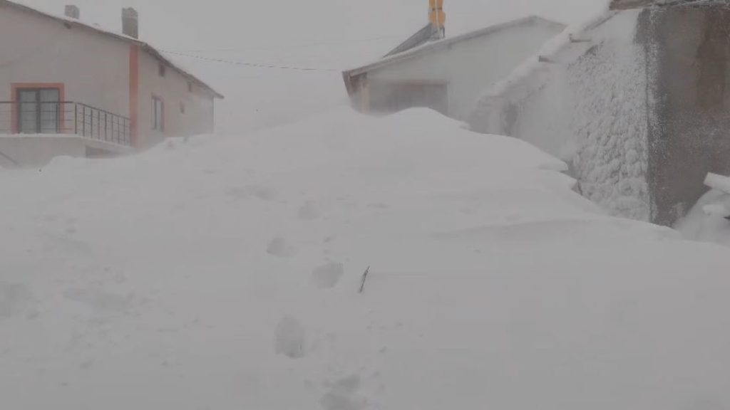 Sivas’ta Tipi Hayatı Felç Etti: Altınyayla’da Kar Yer Yer 3 Metreyi Buldu AW619081 06 | Gündem Sivas™ Haber