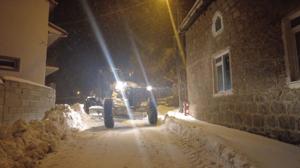 Sivas’ta Karla Kapanan Köyde Zamanla Yarış: Kalp Hastası Kadın İçin Seferberlik AW619113 04 | Gündem Sivas™ Haber