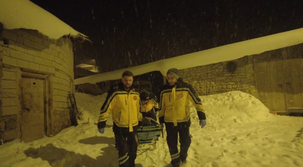 Sivas’ta Karla Kapanan Köyde Zamanla Yarış: Kalp Hastası Kadın İçin Seferberlik AW619113 06 | Gündem Sivas™ Haber