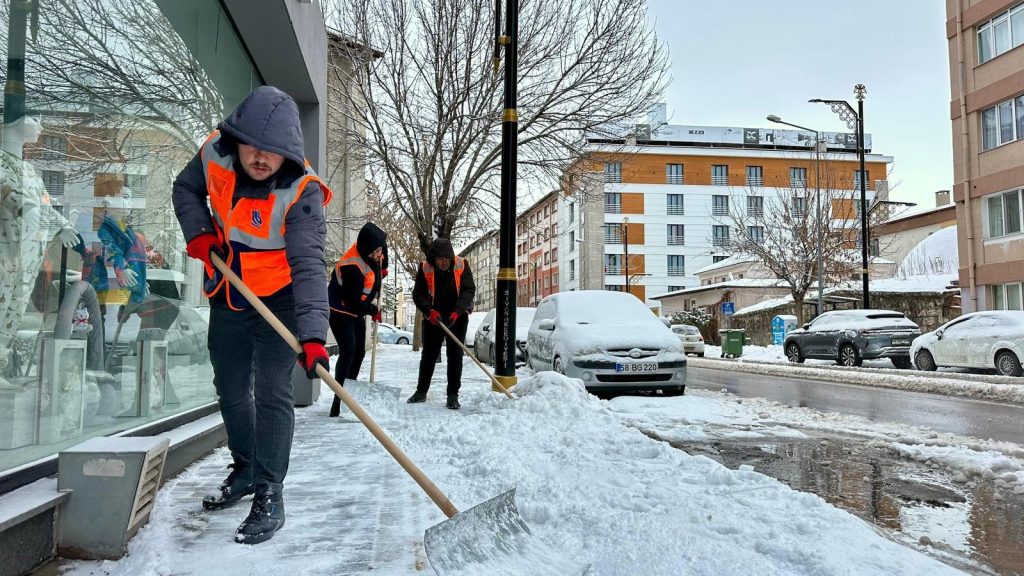 Sivas’ta Kar Seferberliği: 65 Mahallede Anında Müdahale, 778 Personel Sahada AW619278 03 | Gündem Sivas™ Haber