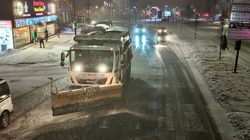 Sivas’ta Kar Seferberliği: 65 Mahallede Anında Müdahale, 778 Personel Sahada Sivas’ta Kar Seferberliği: 65 Mahallede Anında Müdahale, 778 Personel Sahada