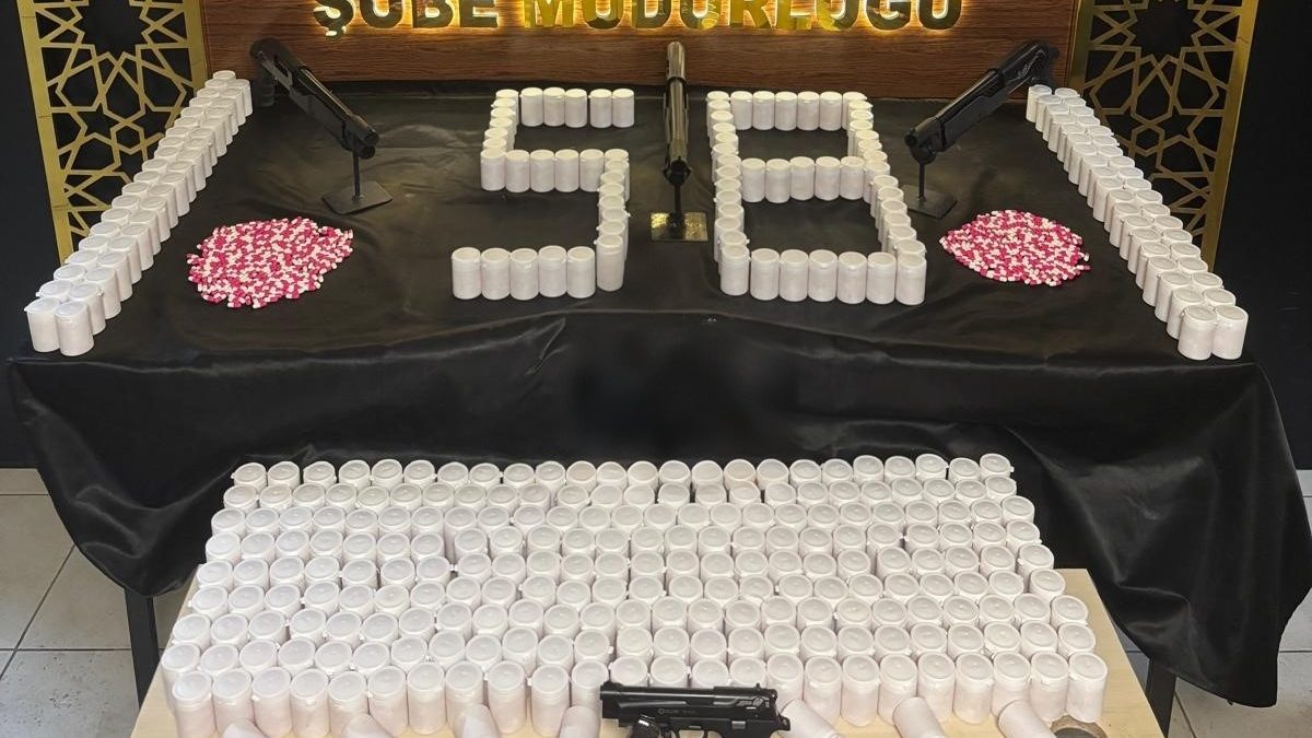 Sivas’ta Uyuşturucuya Geçit Yok: Narkotik Operasyonunda 7 Tutuklama, Yüklü Miktarda Madde ve Silah Ele Geçirildi AW619544 01 1 edited | Gündem Sivas™ Haber