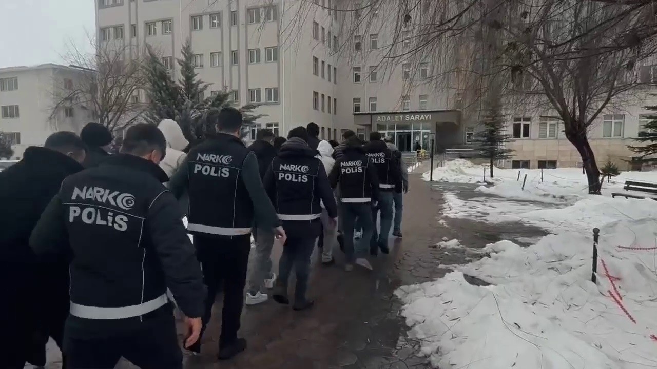 Sivas’ta Uyuşturucuya Geçit Yok: Narkotik Operasyonunda 7 Tutuklama, Yüklü Miktarda Madde ve Silah Ele Geçirildi