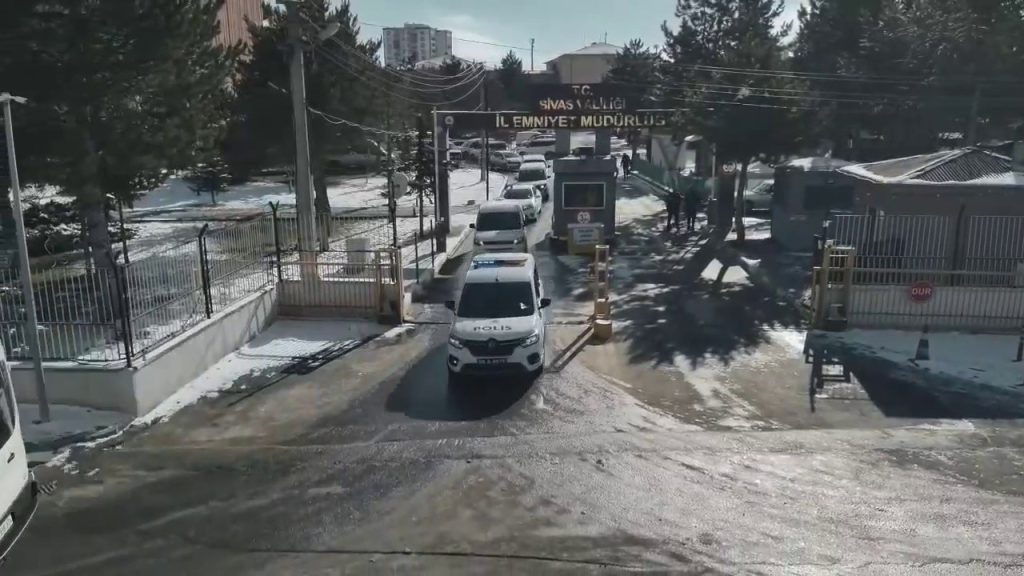 Sivas’ta Uyuşturucuya Geçit Yok: Narkotik Operasyonunda 7 Tutuklama, Yüklü Miktarda Madde ve Silah Ele Geçirildi AW619544 04 2 | Gündem Sivas™ Haber