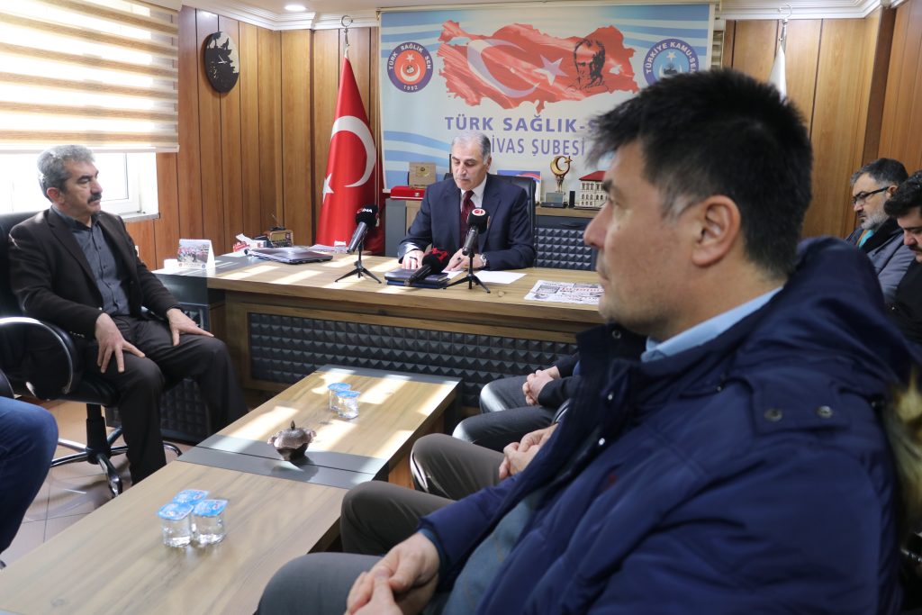 Memur ve Emekli Maaşları Enflasyona Yenildi: Kamu-Sen Sivas’tan Ek Zam ve Refah Payı Çağrısı AW620144 03 | Gündem Sivas™ Haber