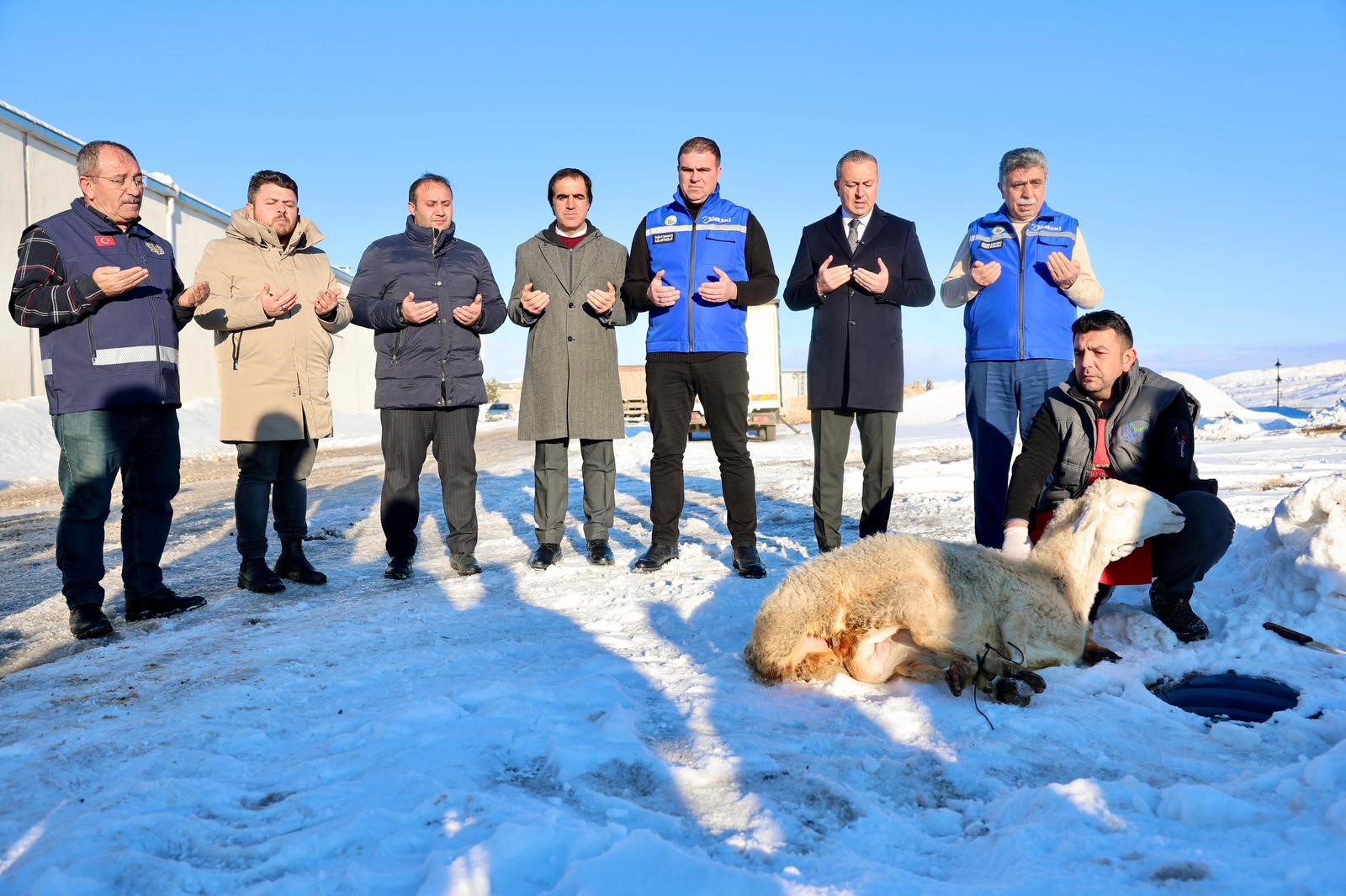 Sivas’ta Karın Bereketine Şükür: Belediye, Yoğun Yağışın Ardından Şükür Koyunu Kesti