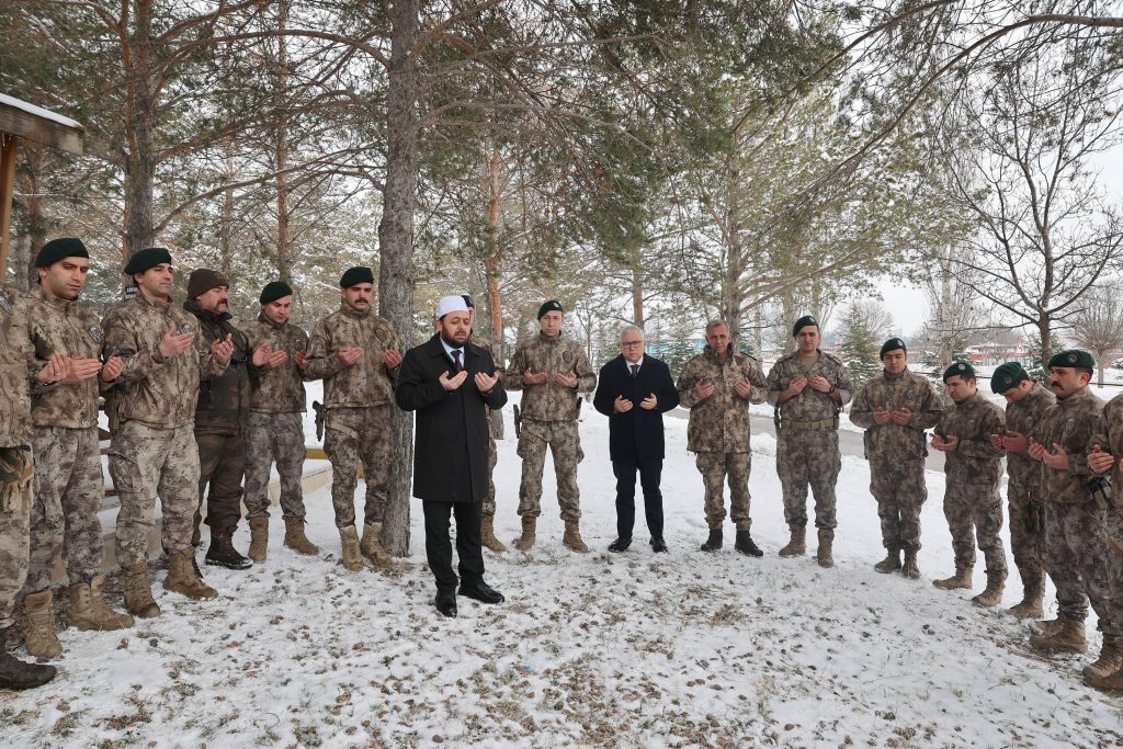 Sivas’tan Suriye’ye Görev Yolu: Polis Özel Harekât Timleri Dualar ve Kurbanla Uğurlandı Sivas’tan Suriye’ye Görev Yolu: Polis Özel Harekât Timleri Dualar ve Kurbanla Uğurlandı