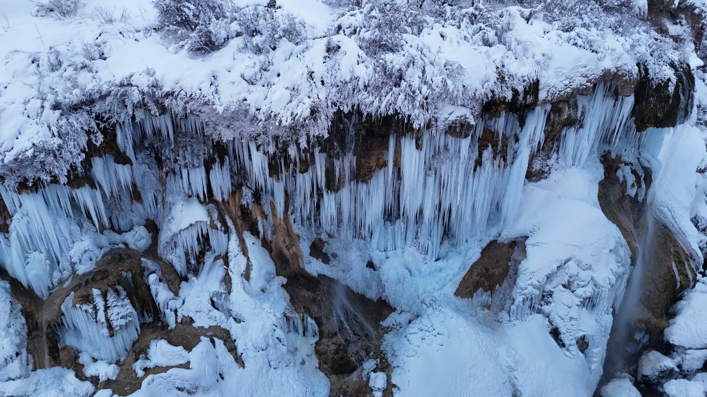 Sivas’ta Kışın Büyüsü: Donmayan Dipsizgöl ve Şelaledeki Dev Buz Sarkıtları Hayran Bıraktı Sivas’ta Kışın Büyüsü: Donmayan Dipsizgöl ve Şelaledeki Dev Buz Sarkıtları Hayran Bıraktı