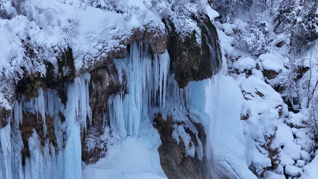 Sivas’ta Kışın Büyüsü: Donmayan Dipsizgöl ve Şelaledeki Dev Buz Sarkıtları Hayran Bıraktı AW621443 02 | Gündem Sivas™ Haber