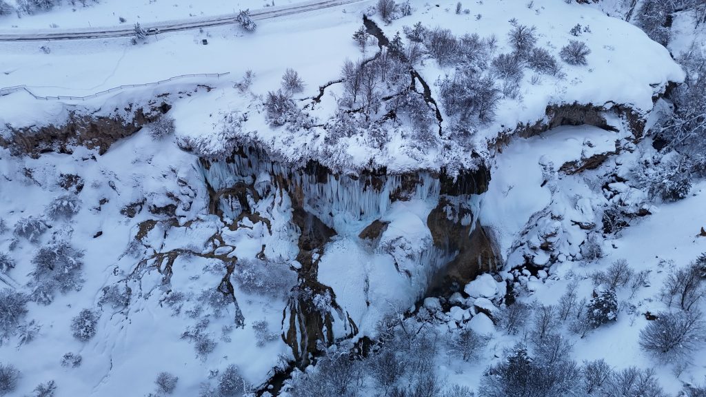 Sivas’ta Kışın Büyüsü: Donmayan Dipsizgöl ve Şelaledeki Dev Buz Sarkıtları Hayran Bıraktı AW621443 03 | Gündem Sivas™ Haber
