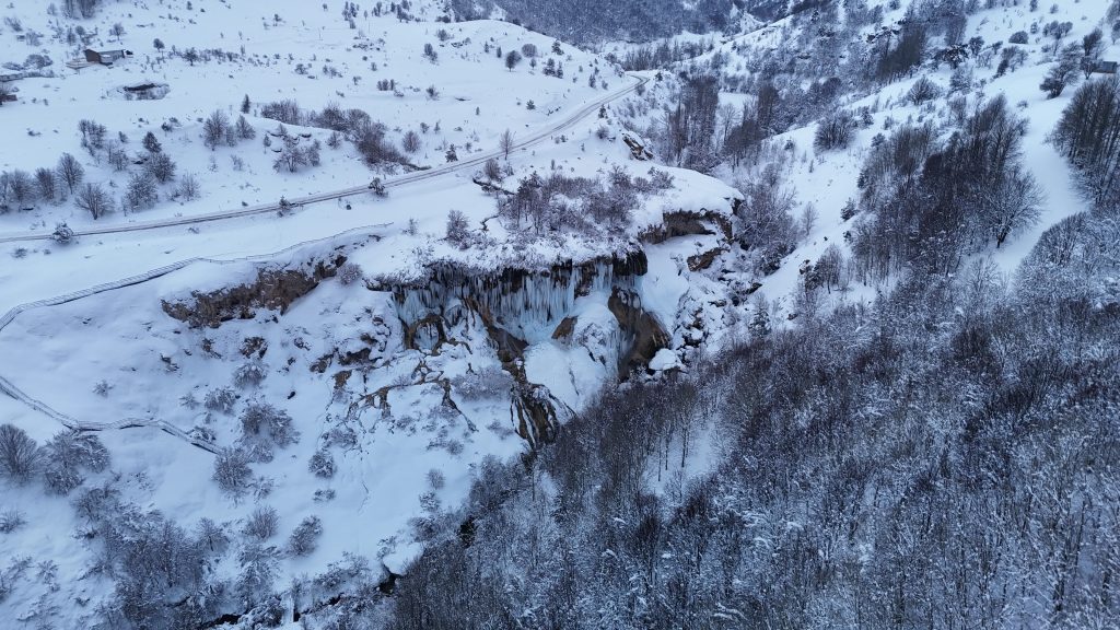Sivas’ta Kışın Büyüsü: Donmayan Dipsizgöl ve Şelaledeki Dev Buz Sarkıtları Hayran Bıraktı AW621443 04 | Gündem Sivas™ Haber