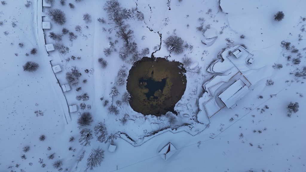 Sivas’ta Kışın Büyüsü: Donmayan Dipsizgöl ve Şelaledeki Dev Buz Sarkıtları Hayran Bıraktı AW621443 06 | Gündem Sivas™ Haber