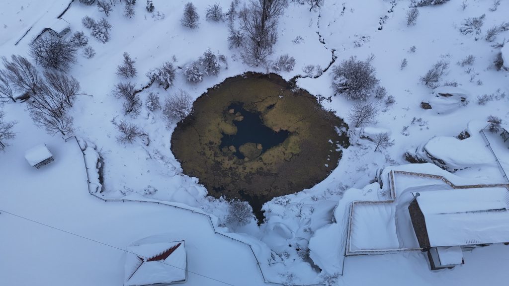 Sivas’ta Kışın Büyüsü: Donmayan Dipsizgöl ve Şelaledeki Dev Buz Sarkıtları Hayran Bıraktı AW621443 07 | Gündem Sivas™ Haber