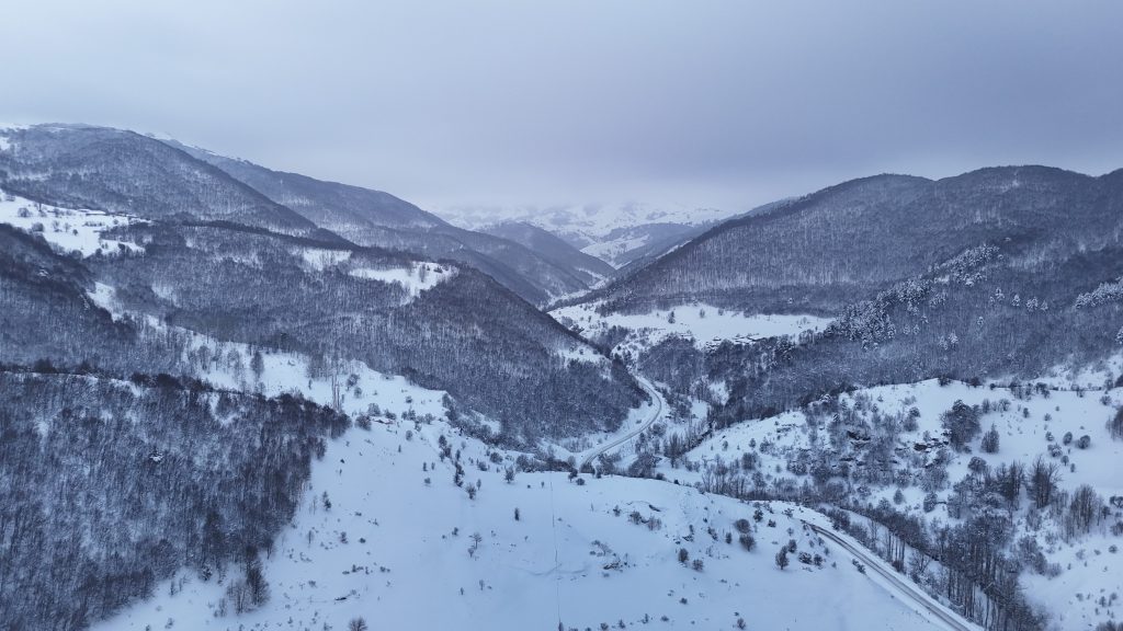 Sivas’ta Kışın Büyüsü: Donmayan Dipsizgöl ve Şelaledeki Dev Buz Sarkıtları Hayran Bıraktı AW621443 08 | Gündem Sivas™ Haber