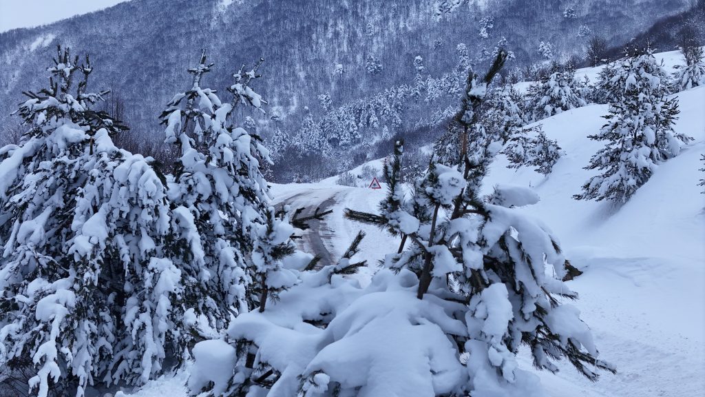 Sivas’ta Kışın Büyüsü: Donmayan Dipsizgöl ve Şelaledeki Dev Buz Sarkıtları Hayran Bıraktı AW621443 09 | Gündem Sivas™ Haber