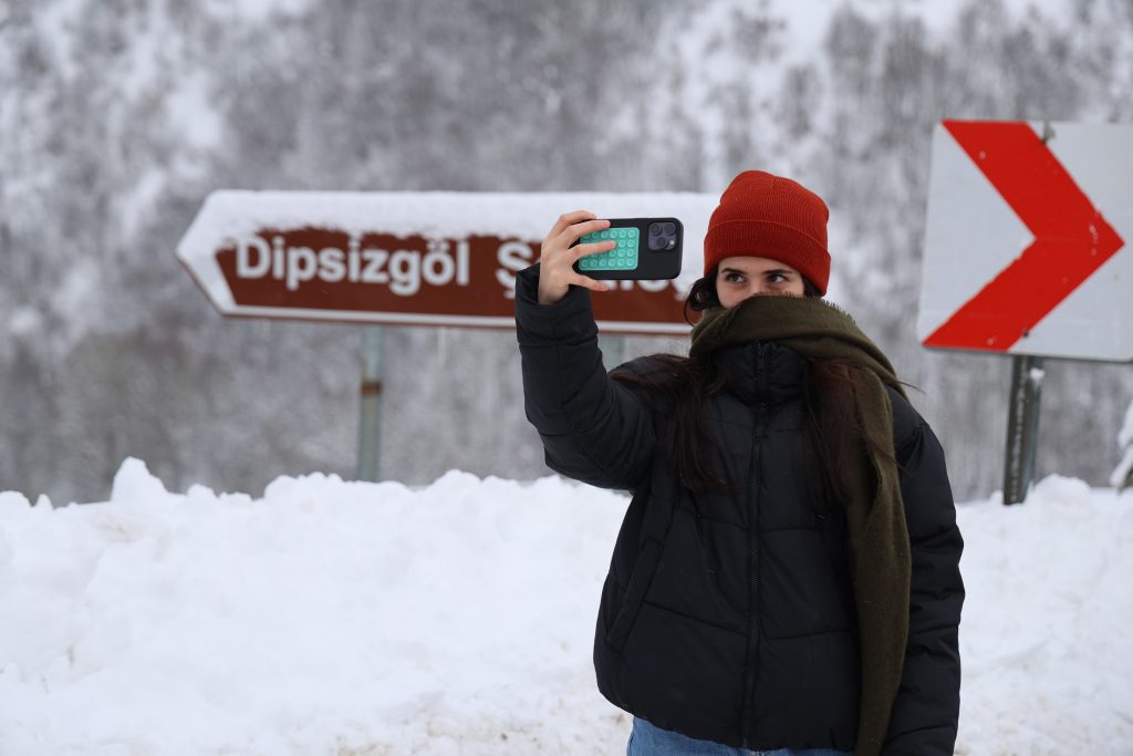 Sivas’ta Kışın Büyüsü: Donmayan Dipsizgöl ve Şelaledeki Dev Buz Sarkıtları Hayran Bıraktı AW621443 10 | Gündem Sivas™ Haber