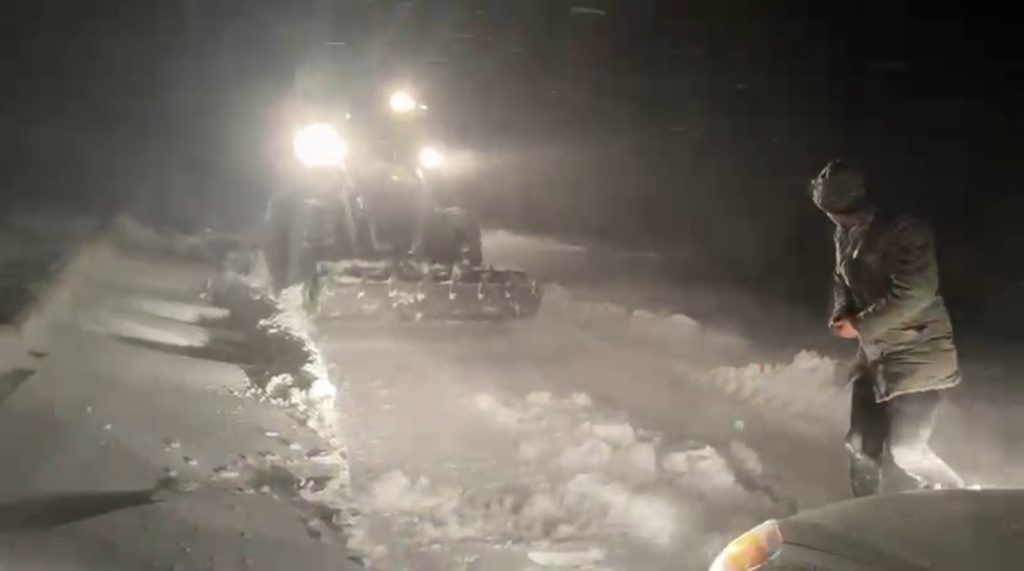 Sivas’ta Kar ve Tipi Ulaşımı Felç Etti: 517 Yerleşim Yerinin Yolu Kapandı, Ekipler Seferber Oldu Sivas’ta Kar ve Tipi Ulaşımı Felç Etti: 517 Yerleşim Yerinin Yolu Kapandı, Ekipler Seferber Oldu