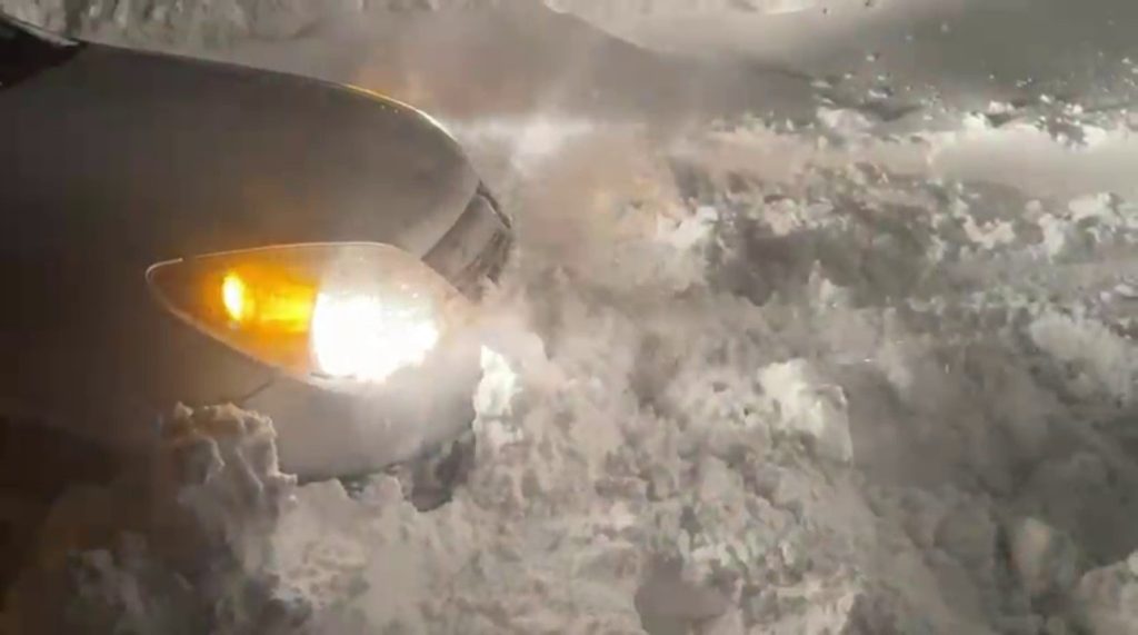 Sivas’ta Kar ve Tipi Alarmı: Şarkışla–Altınyayla Yolu Kapandı, Sürücüler Geceyi Yolda Geçirdi Sivas’ta Kar ve Tipi Alarmı: Şarkışla–Altınyayla Yolu Kapandı, Sürücüler Geceyi Yolda Geçirdi