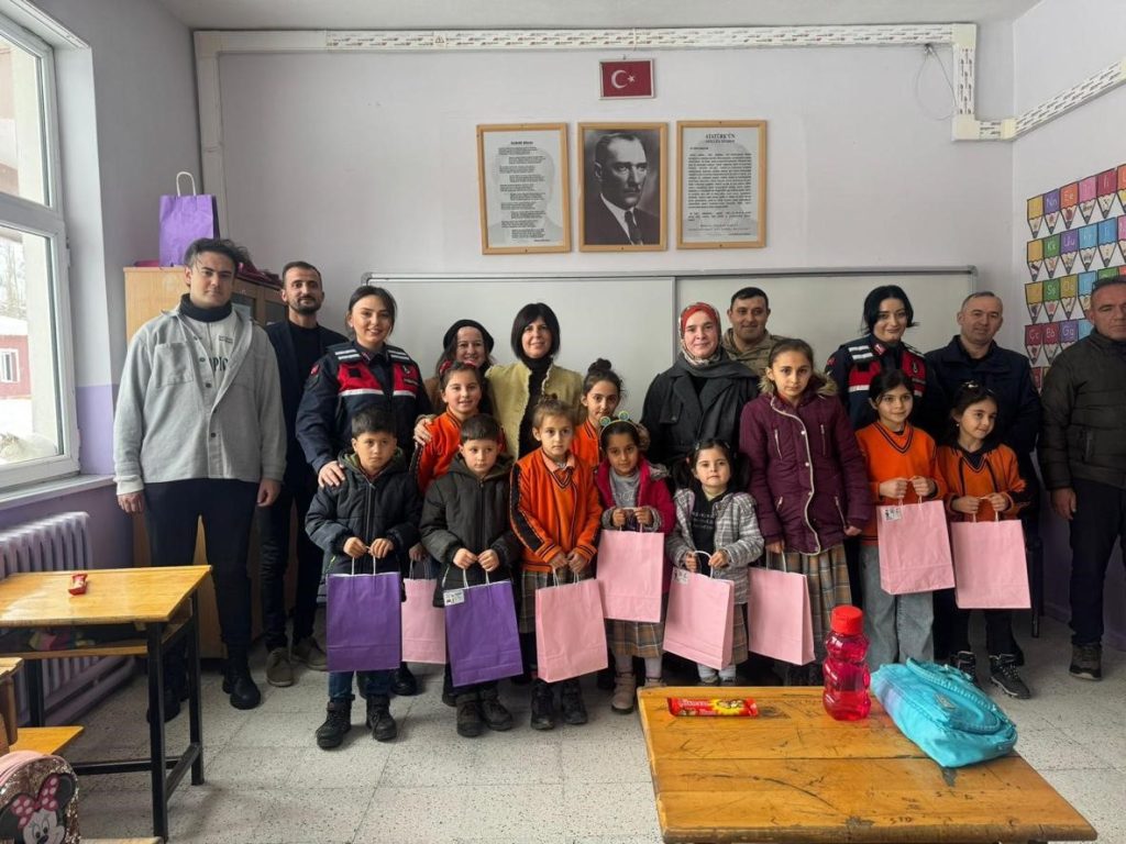 Sivas Jandarması’ndan Zara’da Anlamlı Karne Sürprizi: Miniklerin Sevinci Paylaşıldı AW622197 01 | Gündem Sivas™ Haber