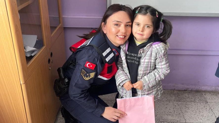 Sivas Jandarması’ndan Zara’da Anlamlı Karne Sürprizi: Miniklerin Sevinci Paylaşıldı AW622197 02 edited | Gündem Sivas™ Haber