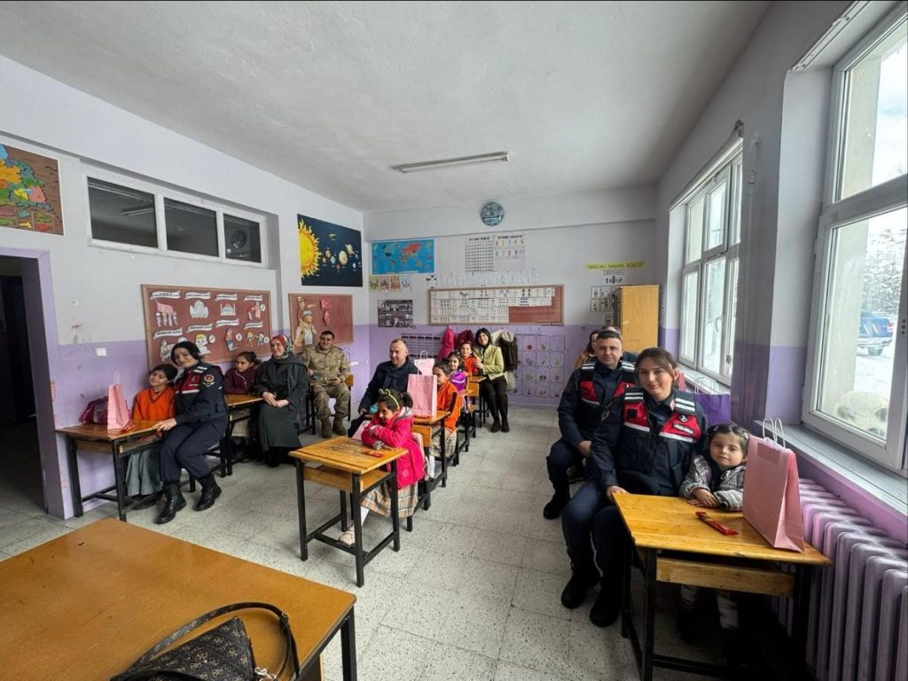 Sivas Jandarması’ndan Zara’da Anlamlı Karne Sürprizi: Miniklerin Sevinci Paylaşıldı Sivas Jandarması’ndan Zara’da Anlamlı Karne Sürprizi: Miniklerin Sevinci Paylaşıldı