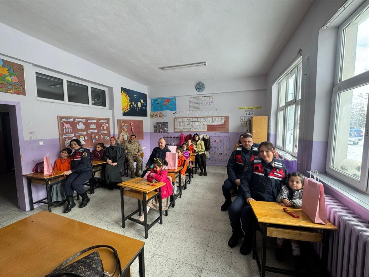 Sivas Jandarması’ndan Zara’da Anlamlı Karne Sürprizi: Miniklerin Sevinci Paylaşıldı