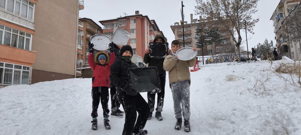 Sivas’ta Karne Tatili Beyaza Büründü: Minikler Tepsilerle Mahalle Pistlerinde Eğlenceye Doydu AW622256 01 | Gündem Sivas™ Haber