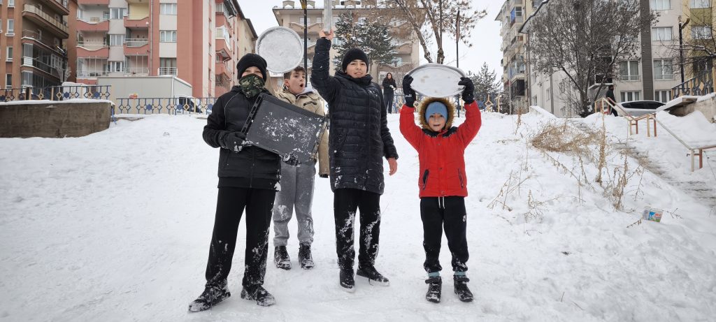 Sivas’ta Karne Tatili Beyaza Büründü: Minikler Tepsilerle Mahalle Pistlerinde Eğlenceye Doydu AW622256 02 1 | Gündem Sivas™ Haber