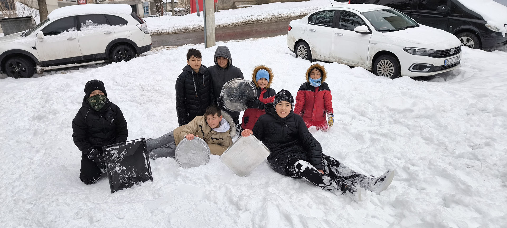 Sivas’ta Karne Tatili Beyaza Büründü: Minikler Tepsilerle Mahalle Pistlerinde Eğlenceye Doydu