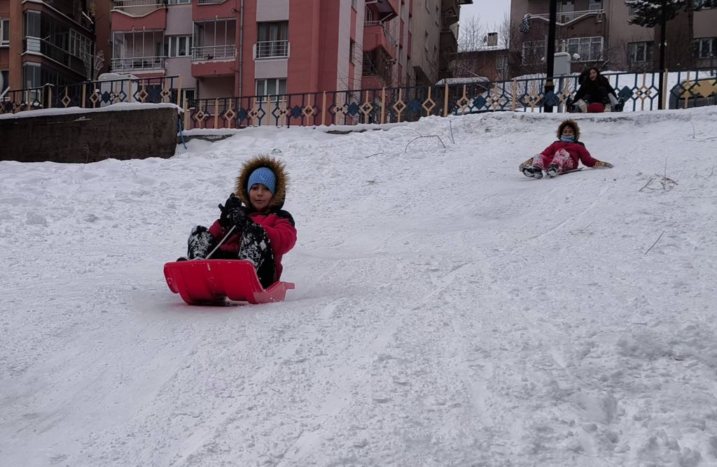 Sivas’ta Karne Tatili Beyaza Büründü: Minikler Tepsilerle Mahalle Pistlerinde Eğlenceye Doydu AW622256 04 | Gündem Sivas™ Haber
