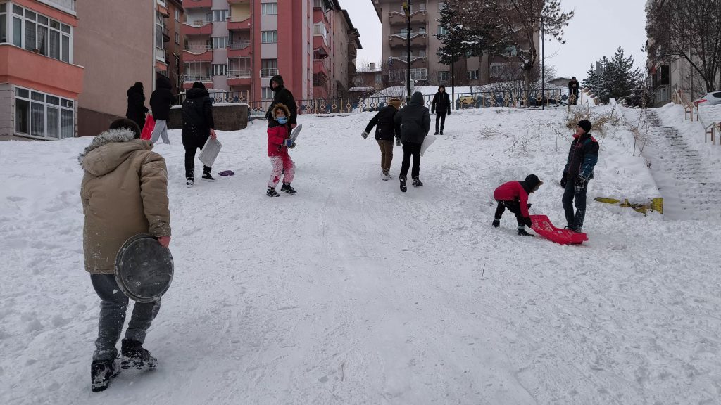 Sivas’ta Karne Tatili Beyaza Büründü: Minikler Tepsilerle Mahalle Pistlerinde Eğlenceye Doydu AW622256 06 | Gündem Sivas™ Haber
