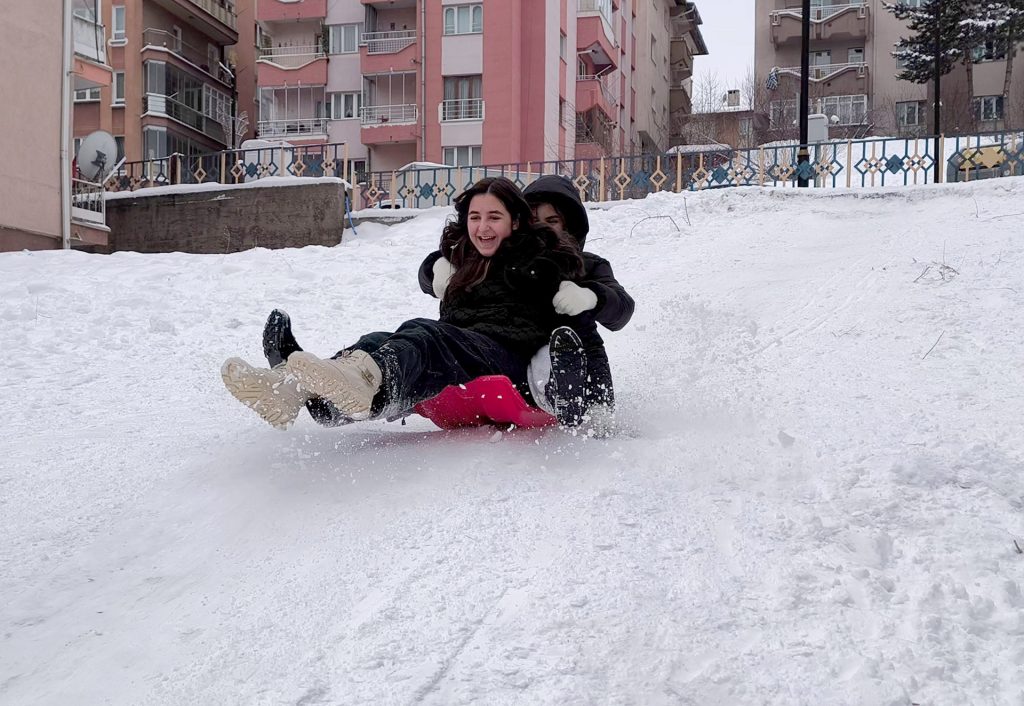 Sivas’ta Karne Tatili Beyaza Büründü: Minikler Tepsilerle Mahalle Pistlerinde Eğlenceye Doydu AW622256 07 | Gündem Sivas™ Haber