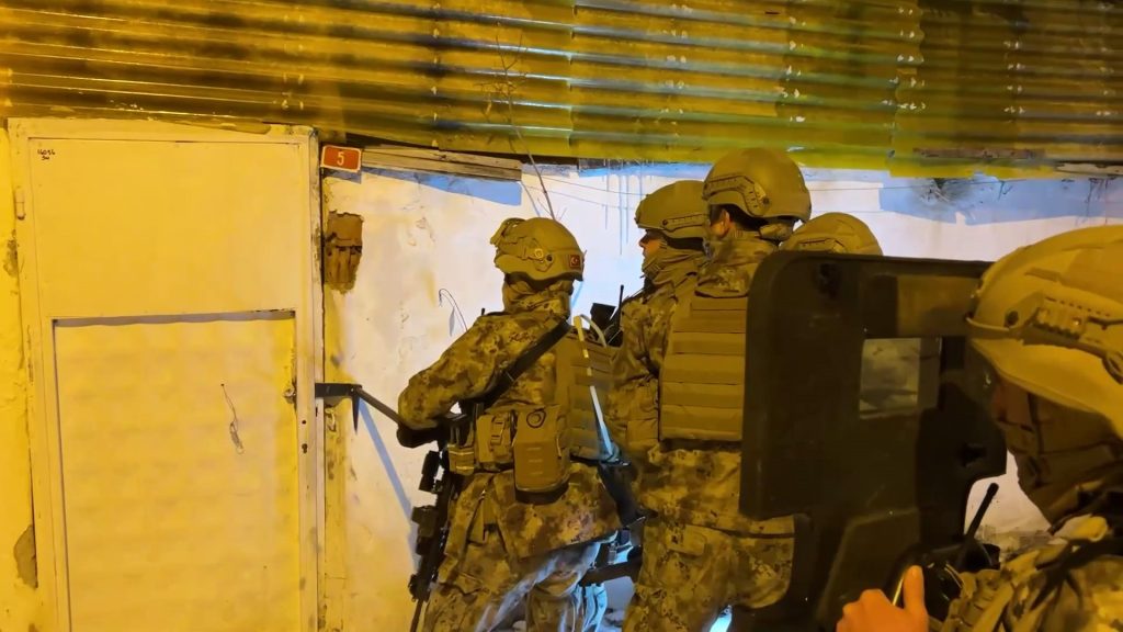 Sivas Merkezli Dev Operasyon: 3 İlde Siber Dolandırıcılık Ağı Çökertildi, 390 Milyon TL’lik Vurgun Ortaya Çıktı Sivas Merkezli Dev Operasyon: 3 İlde Siber Dolandırıcılık Ağı Çökertildi, 390 Milyon TL’lik Vurgun Ortaya Çıktı