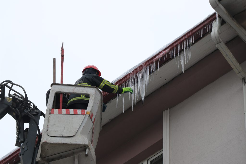 Sivas’ta Sibirya Soğukları Alarm Veriyor: Tehlikeli Buz Sarkıtlarına İtfaiyeden Anında Müdahale AW622781 01 | Gündem Sivas™ Haber