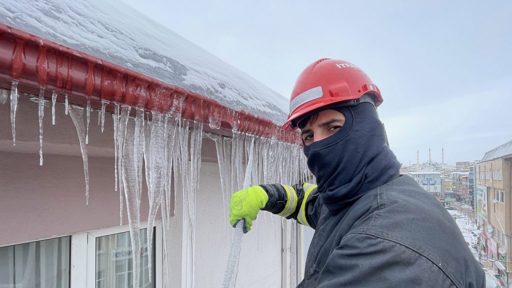 Sivas’ta Sibirya Soğukları Alarm Veriyor: Tehlikeli Buz Sarkıtlarına İtfaiyeden Anında Müdahale Sivas’ta Sibirya Soğukları Alarm Veriyor: Tehlikeli Buz Sarkıtlarına İtfaiyeden Anında Müdahale