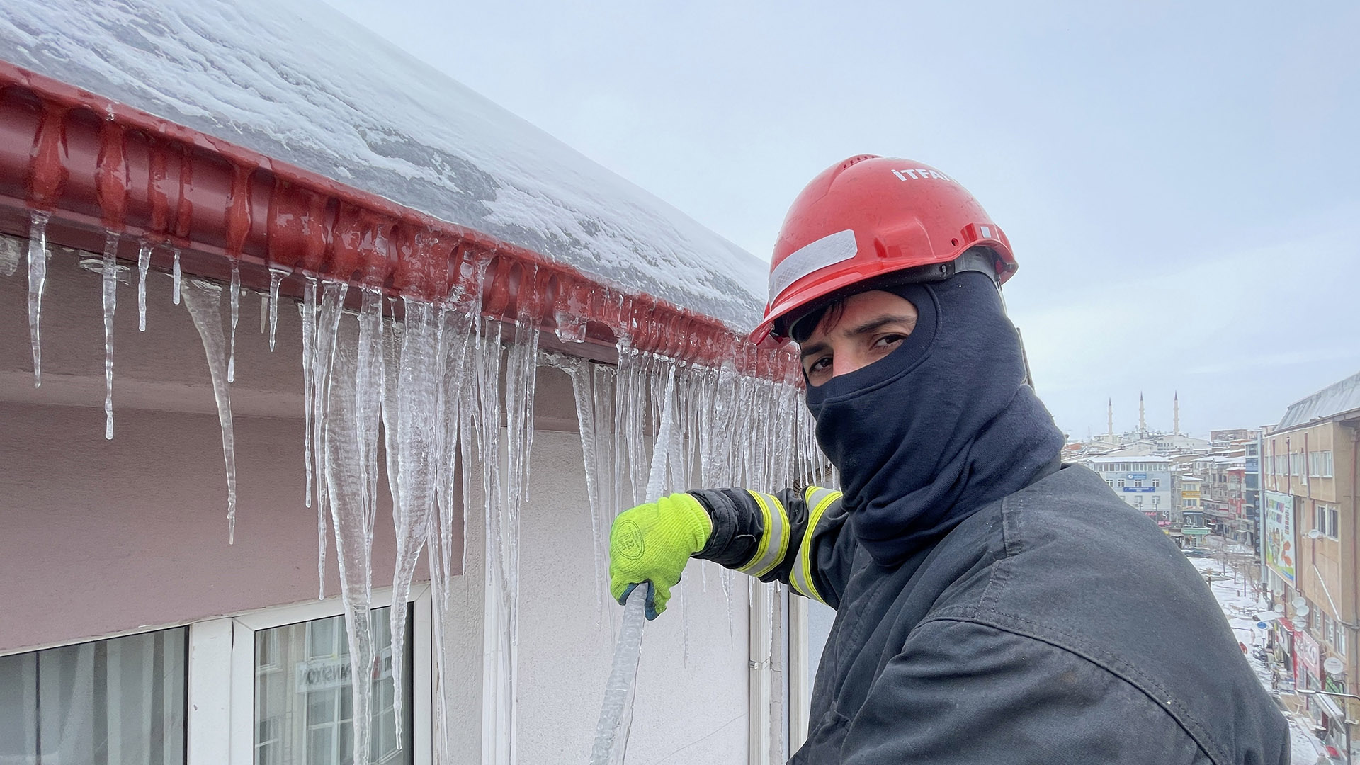 Sivas’ta Sibirya Soğukları Alarm Veriyor: Tehlikeli Buz Sarkıtlarına İtfaiyeden Anında Müdahale