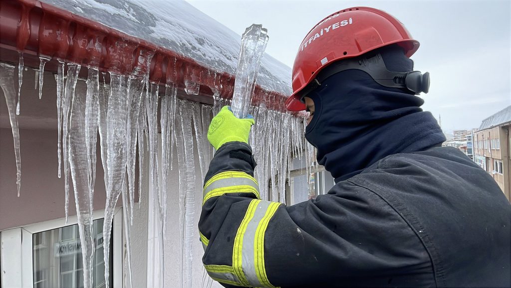 Sivas’ta Sibirya Soğukları Alarm Veriyor: Tehlikeli Buz Sarkıtlarına İtfaiyeden Anında Müdahale AW622781 04 | Gündem Sivas™ Haber