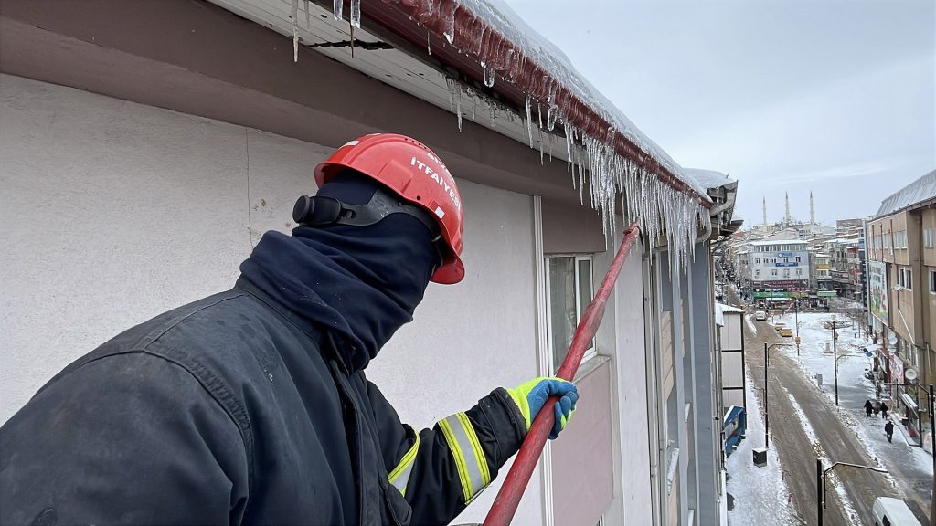 Sivas’ta Sibirya Soğukları Alarm Veriyor: Tehlikeli Buz Sarkıtlarına İtfaiyeden Anında Müdahale AW622781 05 | Gündem Sivas™ Haber