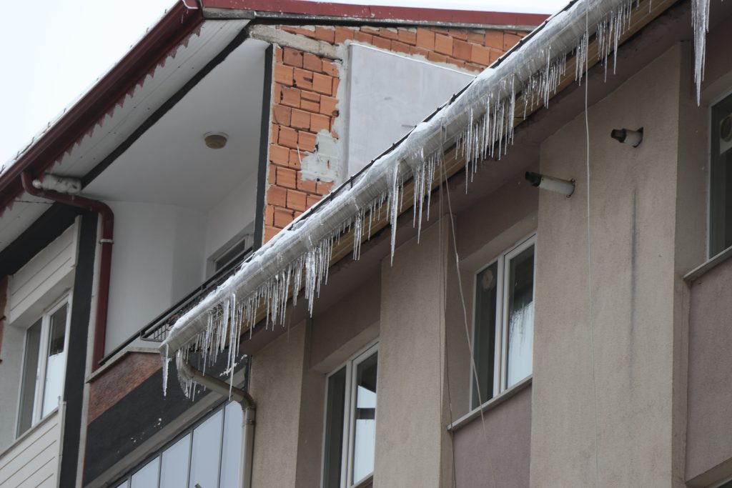 Sivas’ta Sibirya Soğukları Alarm Veriyor: Tehlikeli Buz Sarkıtlarına İtfaiyeden Anında Müdahale AW622781 06 | Gündem Sivas™ Haber