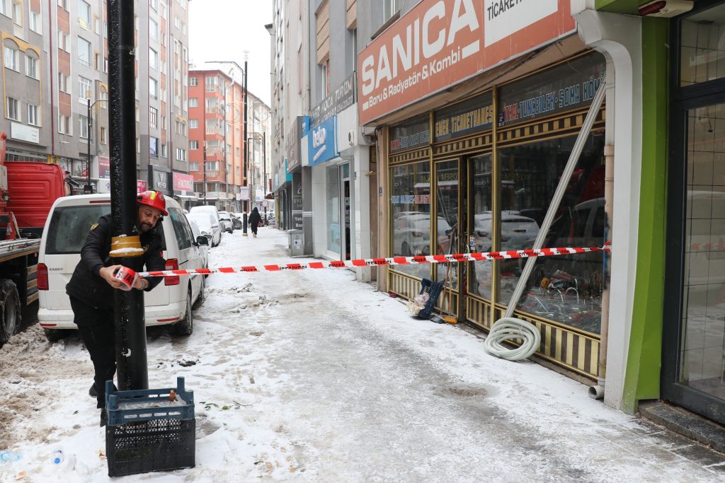 Sivas’ta Sibirya Soğukları Alarm Veriyor: Tehlikeli Buz Sarkıtlarına İtfaiyeden Anında Müdahale AW622781 07 | Gündem Sivas™ Haber