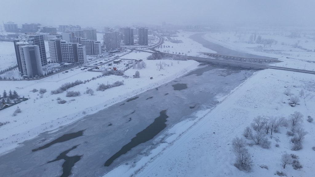 Sivas’ta Sibirya Soğuğu Etkisi: Termometreler Eksi 22’yi Gördü, Kızılırmak Kısmen Dondu AW622784 02 | Gündem Sivas™ Haber