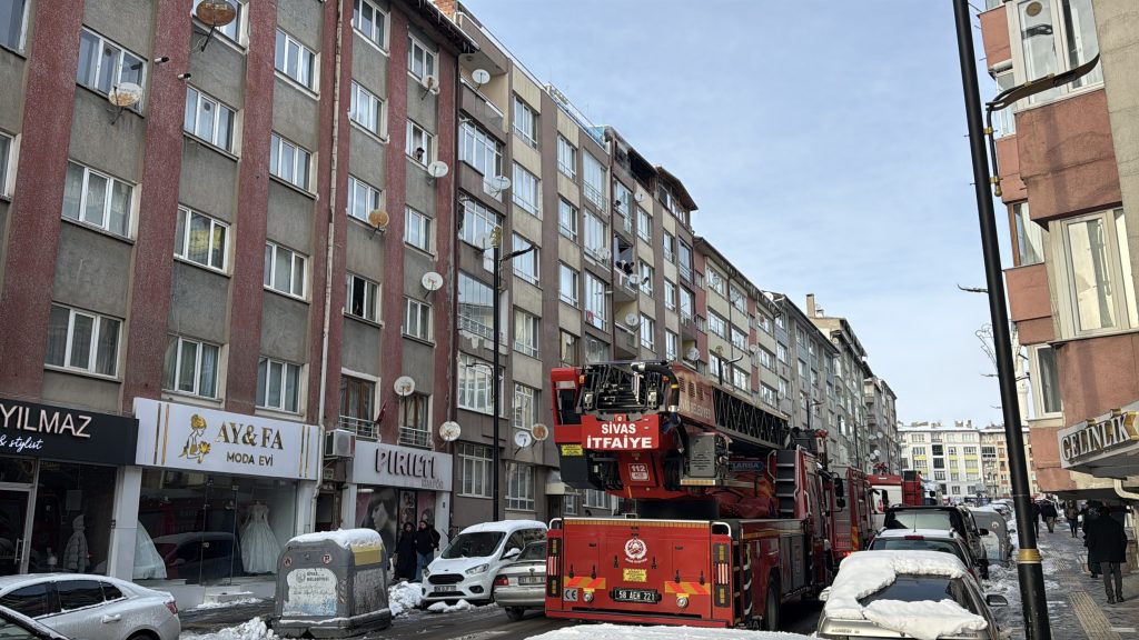 Sivas’ta Apartmanda Korku Dolu Anlar: Kombi Patladı, Ekipler Seferber Oldu AW623023 01 | Gündem Sivas™ Haber