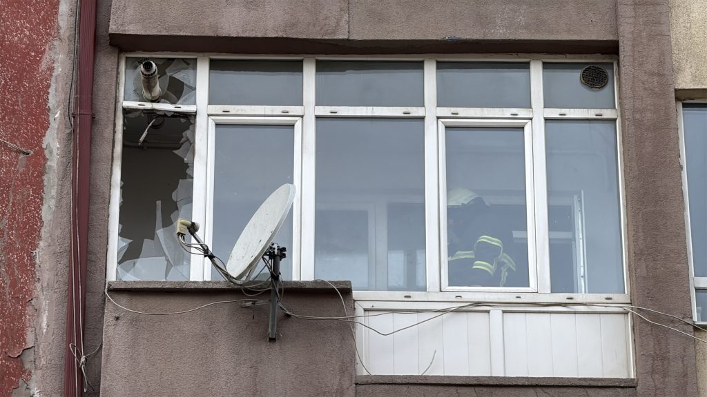 Sivas’ta Apartmanda Korku Dolu Anlar: Kombi Patladı, Ekipler Seferber Oldu AW623023 03 | Gündem Sivas™ Haber