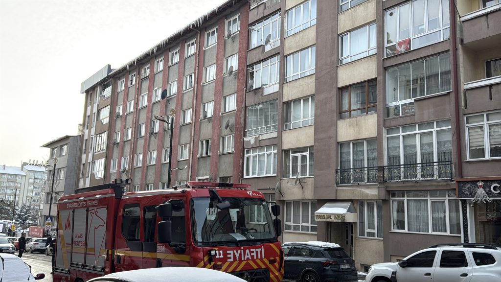 Sivas’ta Apartmanda Korku Dolu Anlar: Kombi Patladı, Ekipler Seferber Oldu AW623023 04 | Gündem Sivas™ Haber