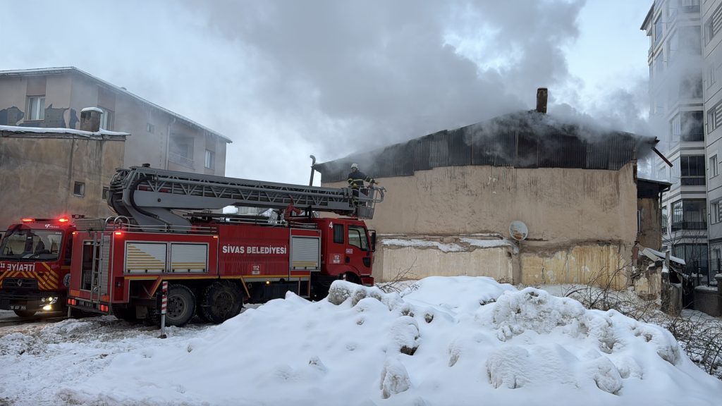 Sivas’ta Çatı Katı Yangını Korkuttu: İtfaiyenin Zamanında Müdahalesi Facianın Önüne Geçti AW623048 01 | Gündem Sivas™ Haber