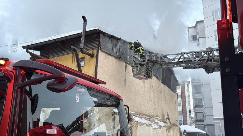 Sivas’ta Çatı Katı Yangını Korkuttu: İtfaiyenin Zamanında Müdahalesi Facianın Önüne Geçti AW623048 02 | Gündem Sivas™ Haber
