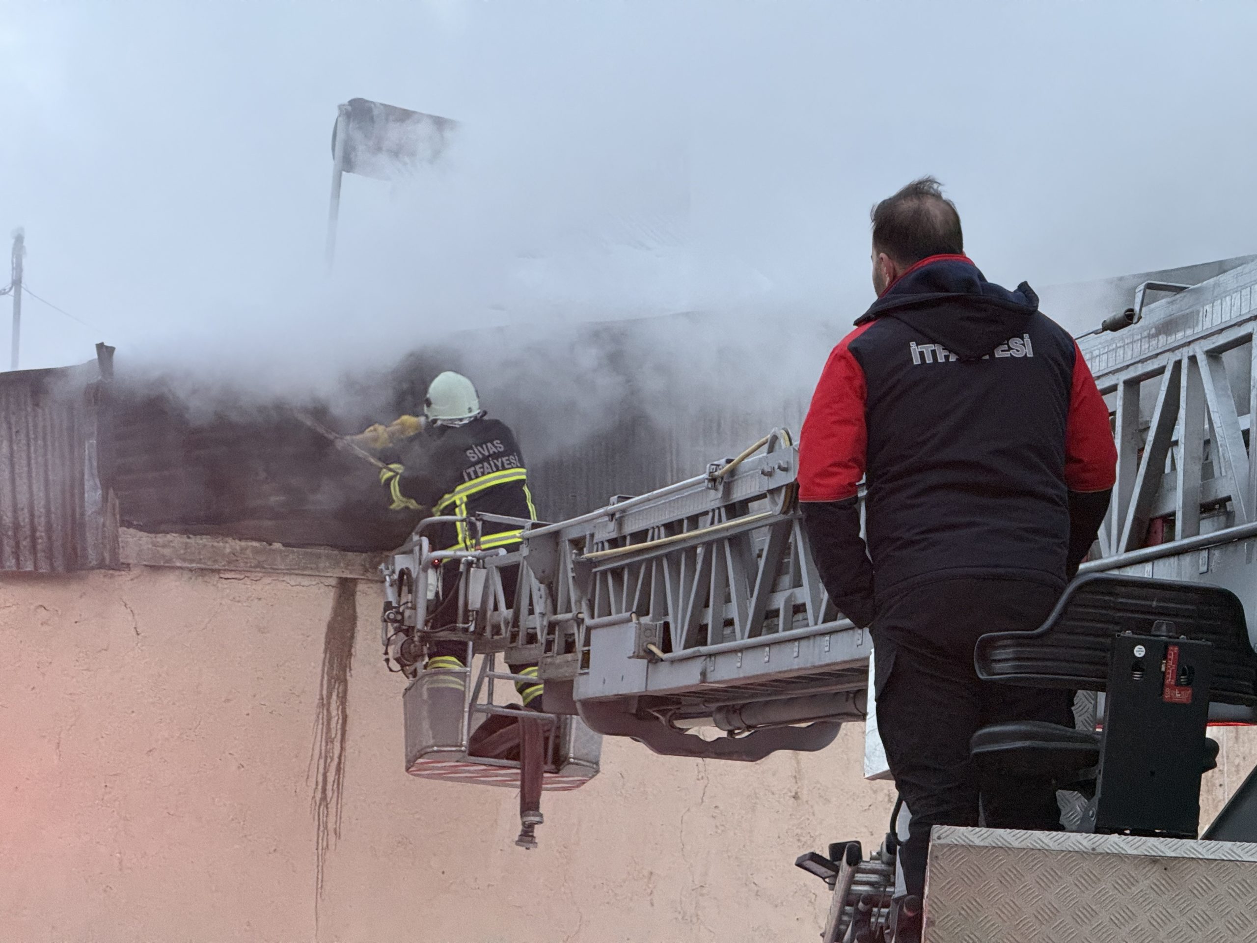 Sivas’ta Çatı Katı Yangını Korkuttu: İtfaiyenin Zamanında Müdahalesi Facianın Önüne Geçti