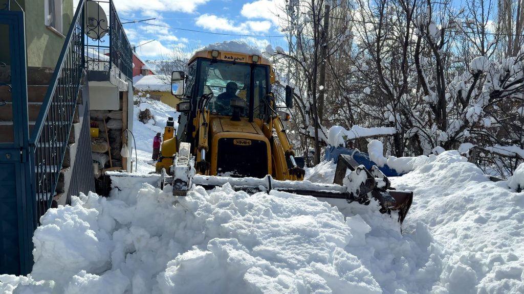 Sivas’ta Örnek Dayanışma: Kepçe Operatörü Muhtar, Devlete Yük Olmamak İçin Köy Yollarını Kendi Açtı AW623250 01 | Gündem Sivas™ Haber