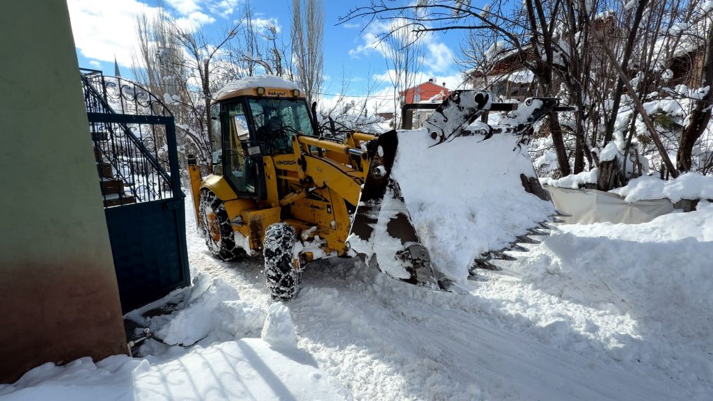 Sivas’ta Örnek Dayanışma: Kepçe Operatörü Muhtar, Devlete Yük Olmamak İçin Köy Yollarını Kendi Açtı Sivas’ta Örnek Dayanışma: Kepçe Operatörü Muhtar, Devlete Yük Olmamak İçin Köy Yollarını Kendi Açtı